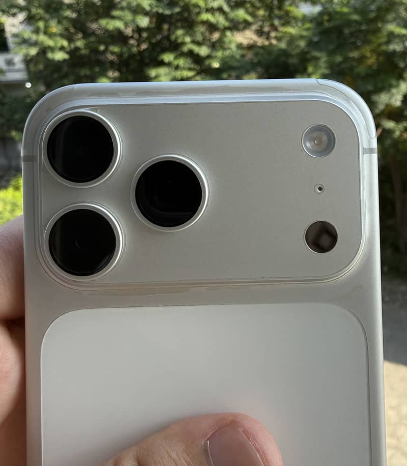 Apple iPhone 17 Pro Max 4
