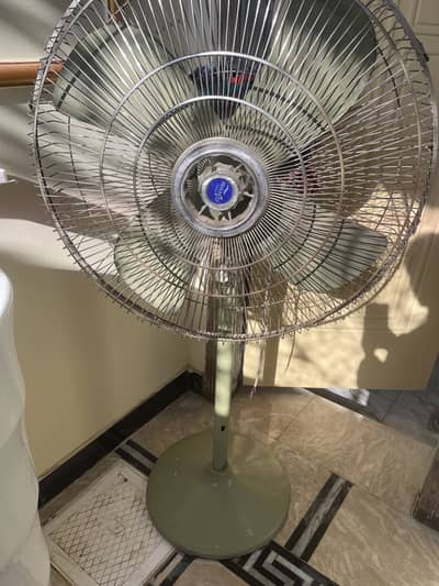 Royal 24 Inch Pedestal Fan - Working condition