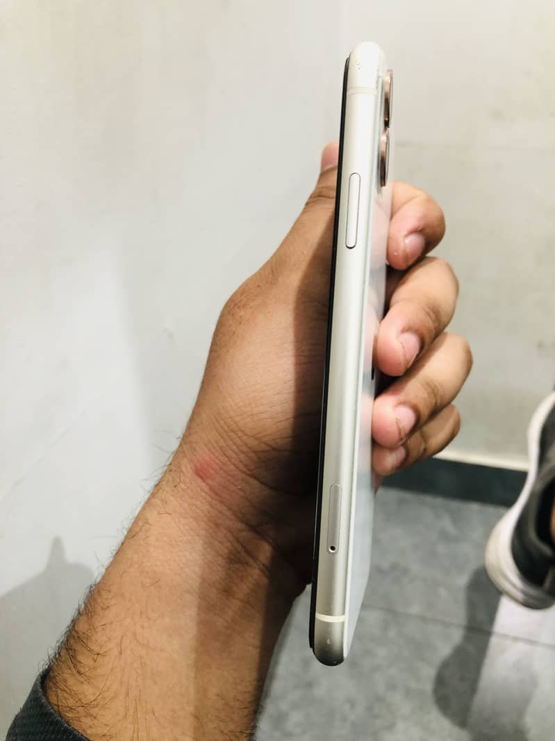 Apple iPhone 11 3