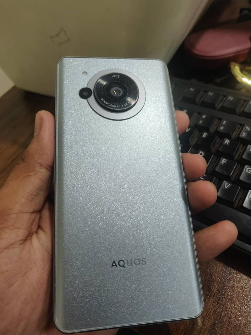Sharp Aquos R7 1