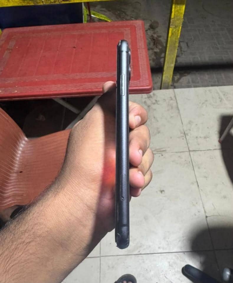 Apple iPhone 11 3