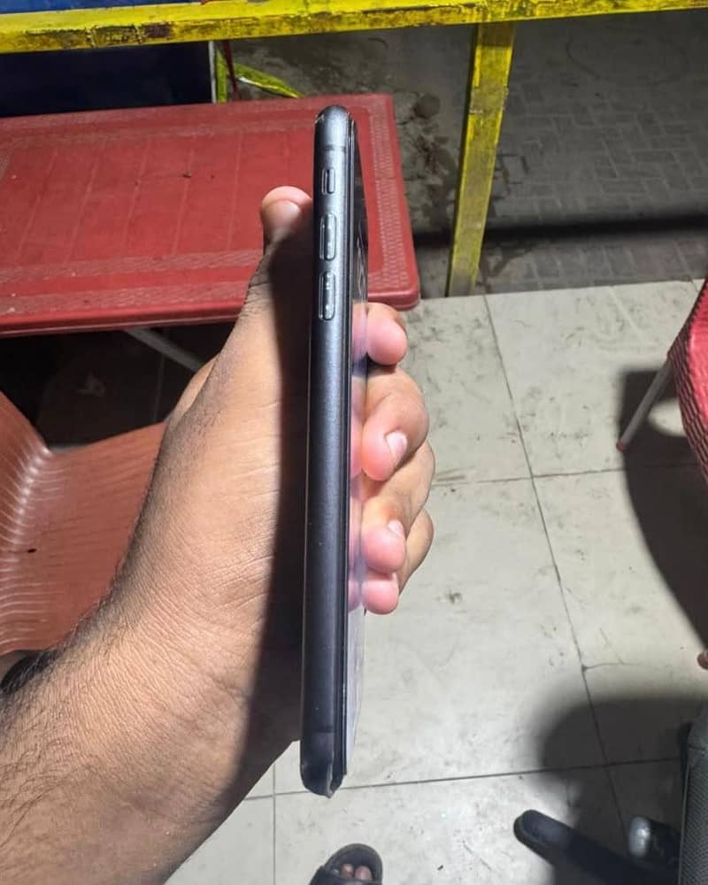 Apple iPhone 11 4