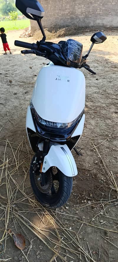 # Electric Scooter – Stylish White Model | Excellent Condition