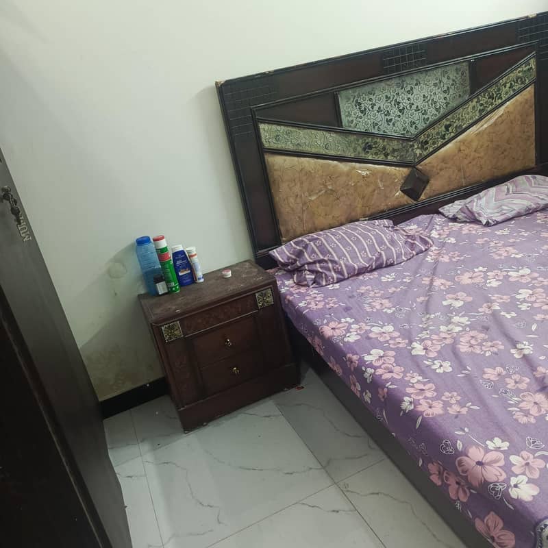 King size bed 0