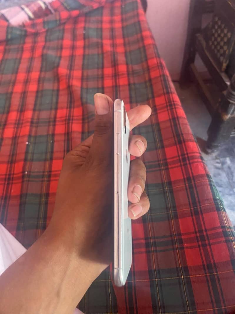 Apple iPhone X 3