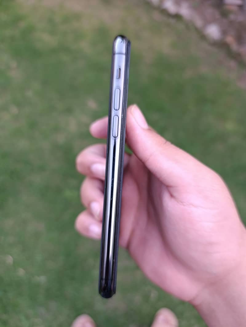 Apple iPhone 11 Pro 4