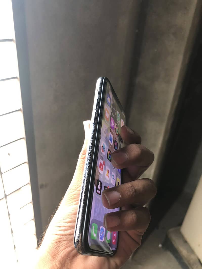 Apple iPhone X 4