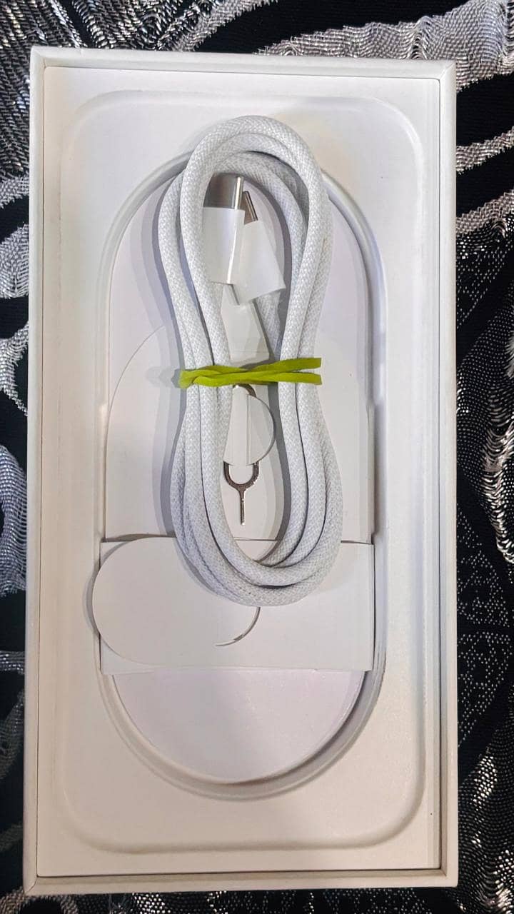 Apple iPhone 16 4