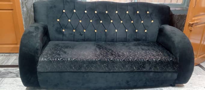 7seter sofa and 2cofe chairs and table