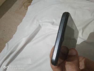 4+3=128. Amoled lcd.