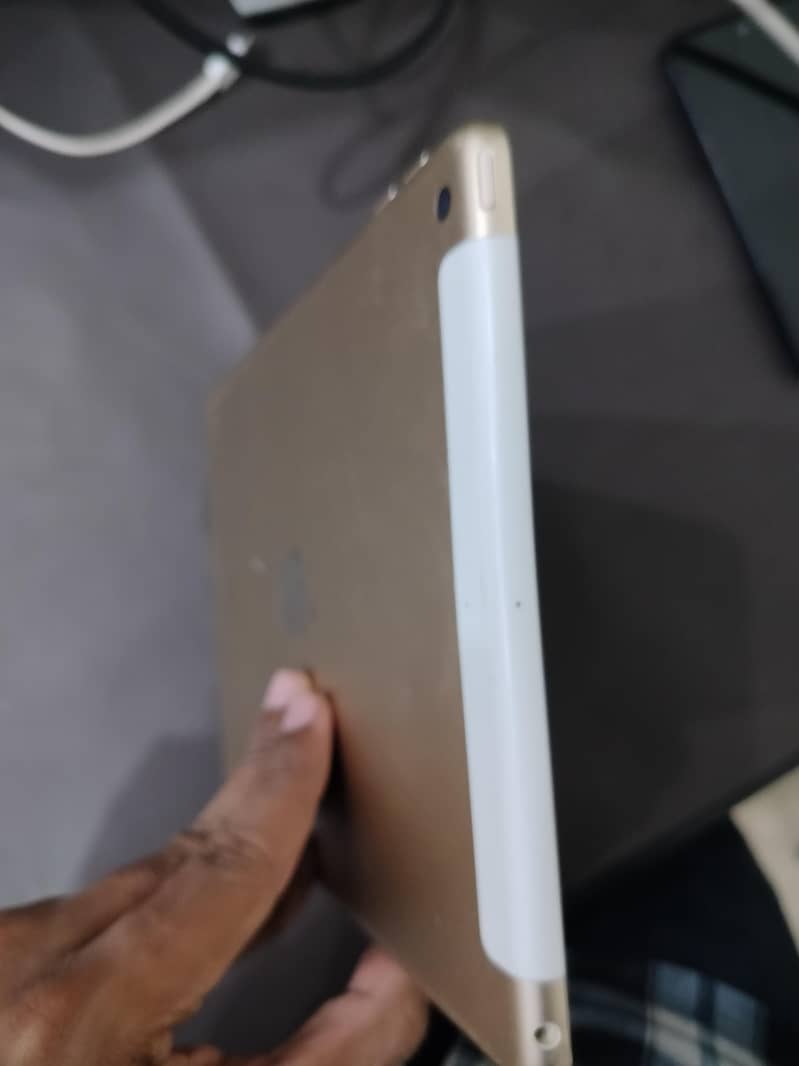 iPad 5th generation 32gb 1