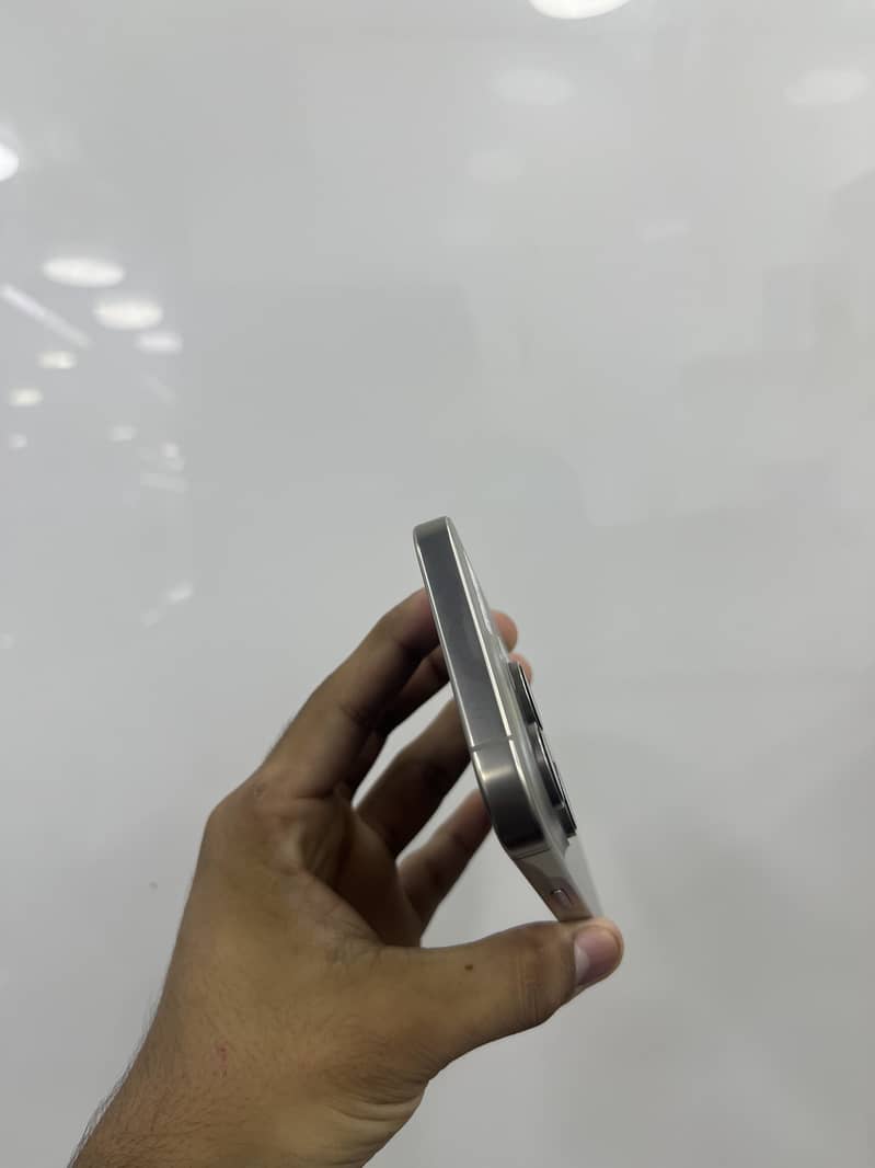 Apple iPhone 16 Pro 0