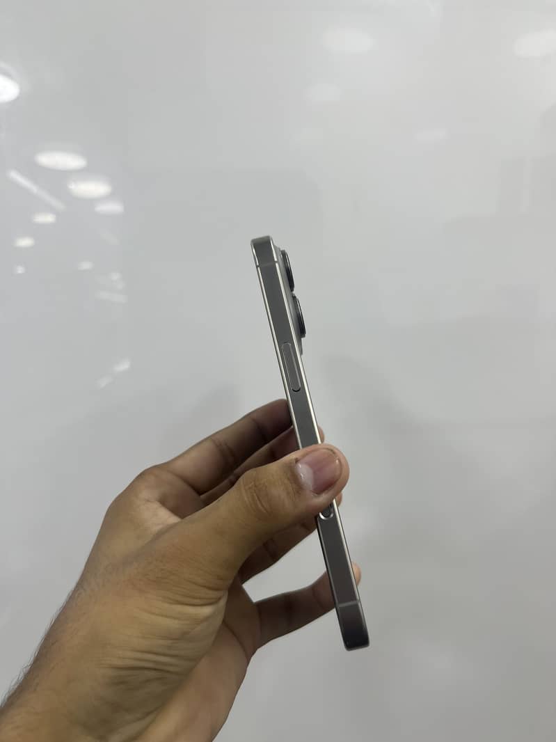 Apple iPhone 16 Pro 1