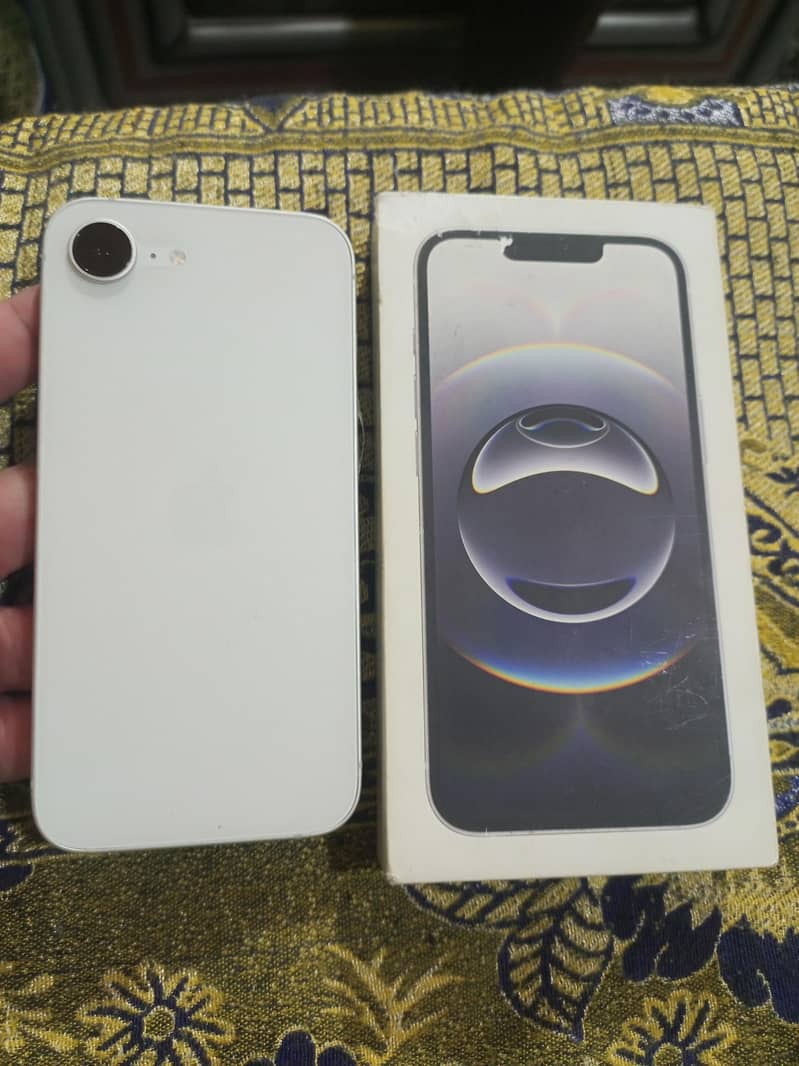 Apple iPhone 16e 0
