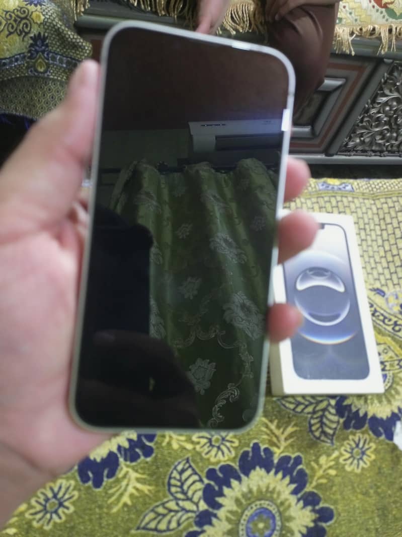 Apple iPhone 16e 1
