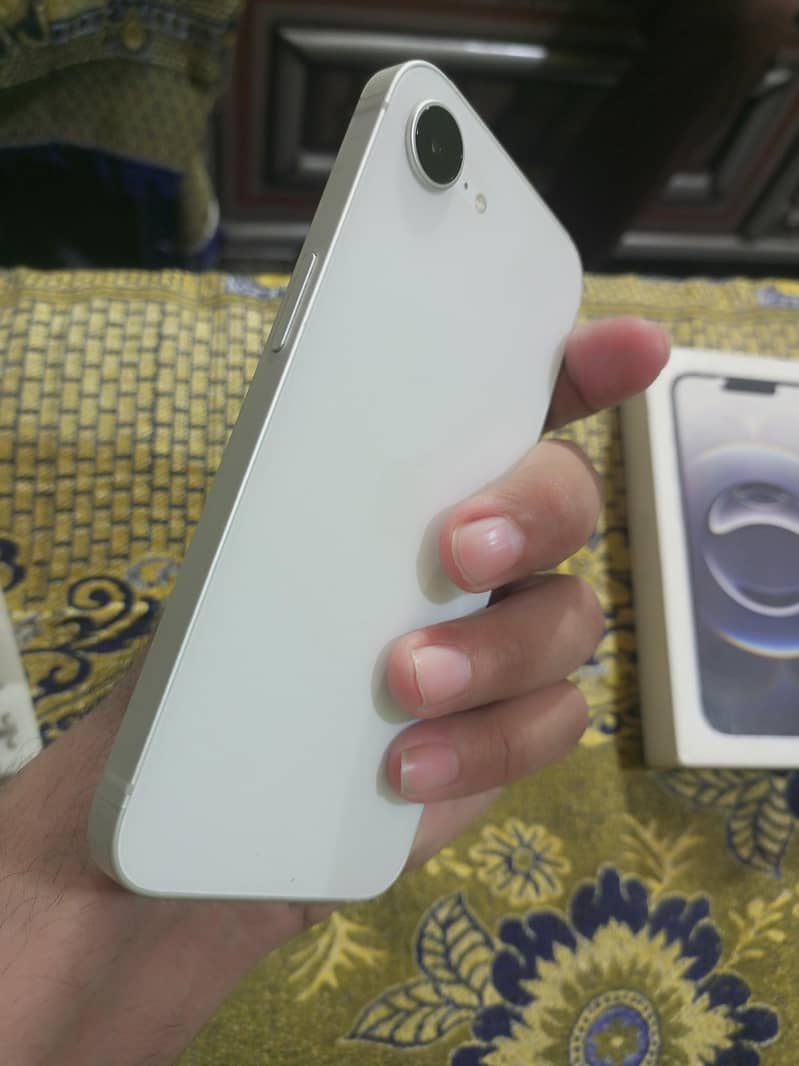 Apple iPhone 16e 2