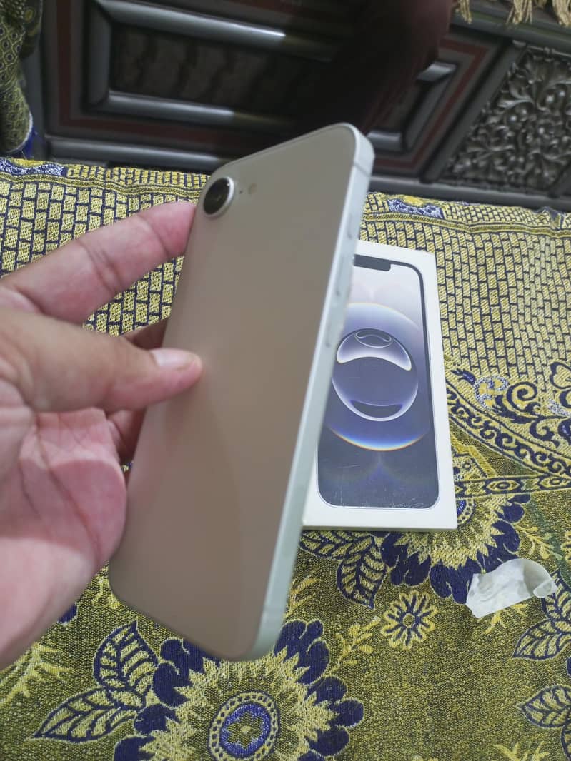 Apple iPhone 16e 3