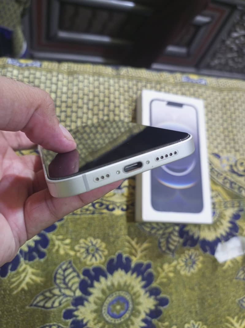 Apple iPhone 16e 4