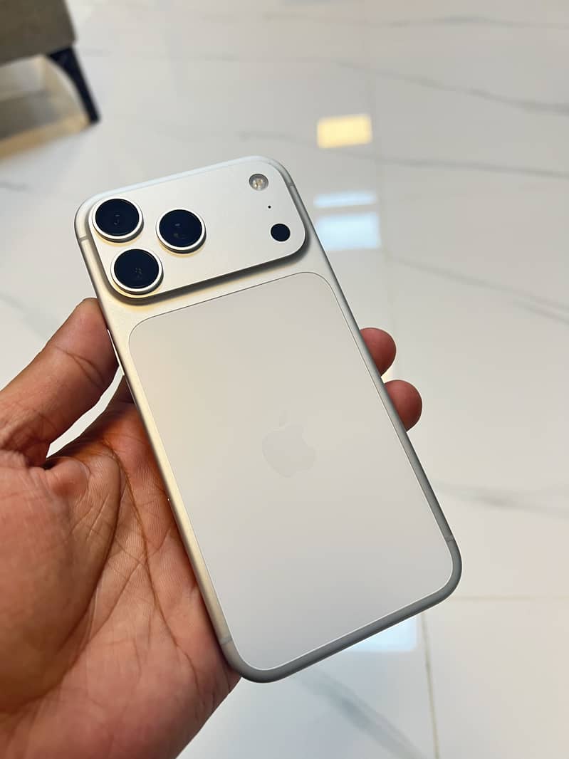Apple iPhone 17 Pro Max 4