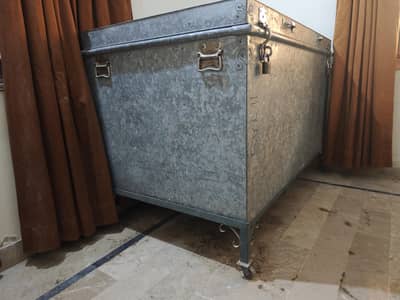 Iron Box ( Painti Jumbo size Mint condition