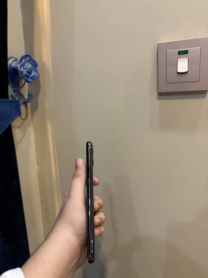 Apple iPhone 11 Pro 4