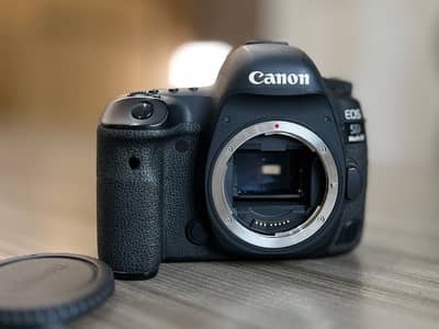 Canon 5D Mark IV Body Only – Mint Condition (9.5/10)