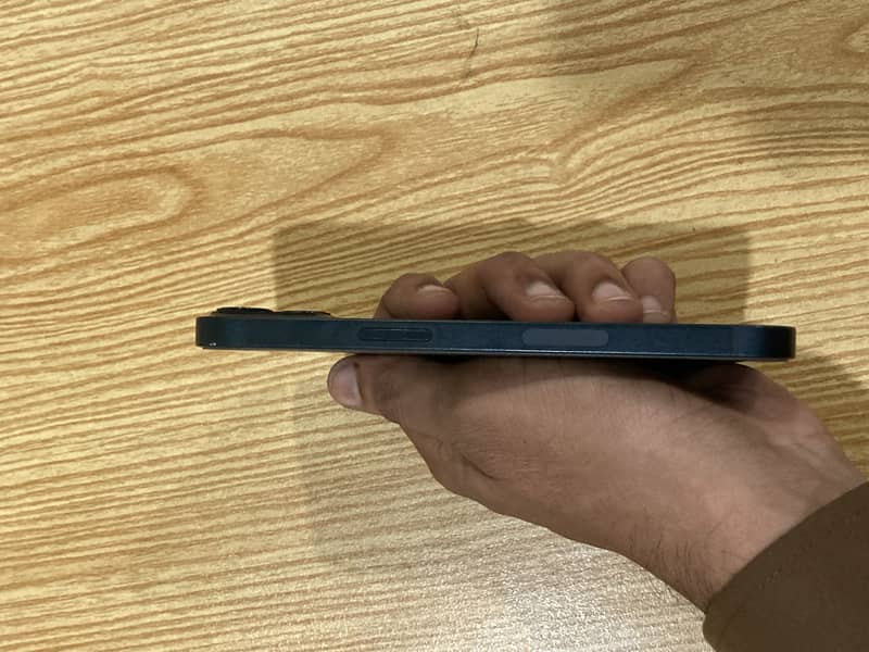 Apple iPhone 13 4