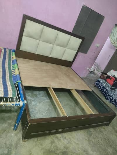 bed low profile king saiz good Condition only bed