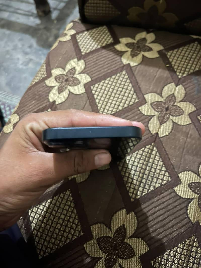 Apple iPhone 13 0