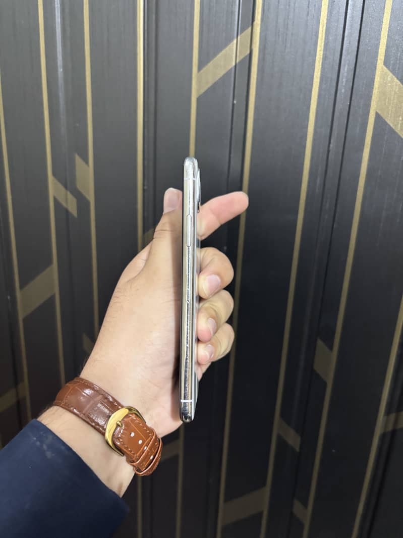 iPhone X 4