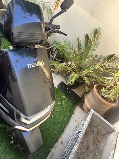 REVOO EV SCOOTY BLACK electric bike scooty