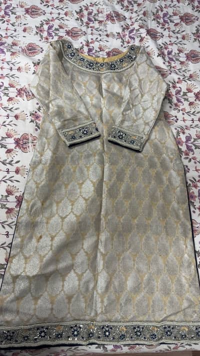 Shirt with work on gala daman sleves