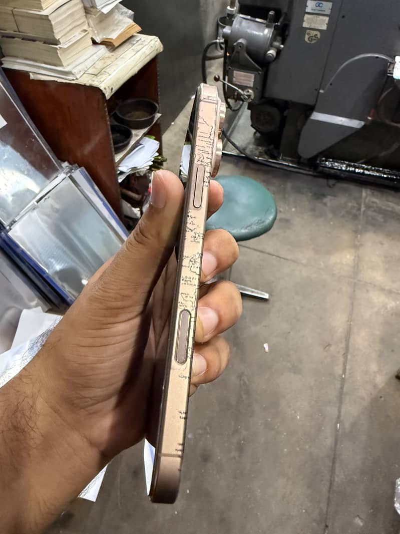 Apple iPhone 16 Pro Max 1