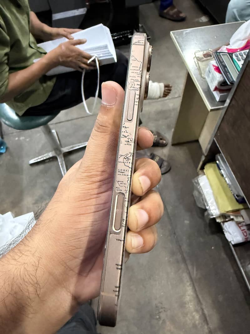 Apple iPhone 16 Pro Max 6