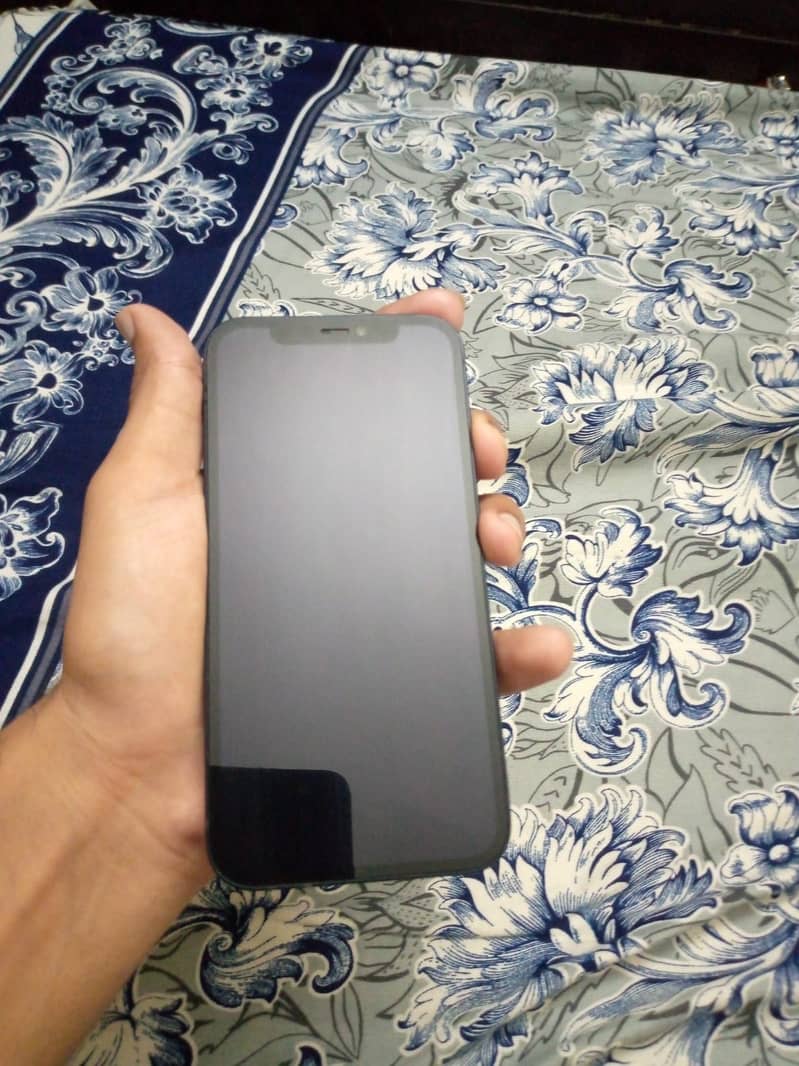 Apple iPhone 12 4