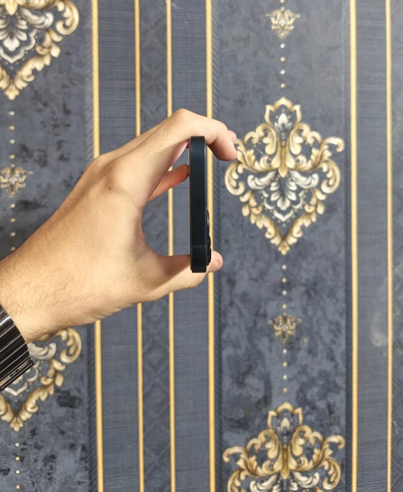 Apple iPhone 13 5