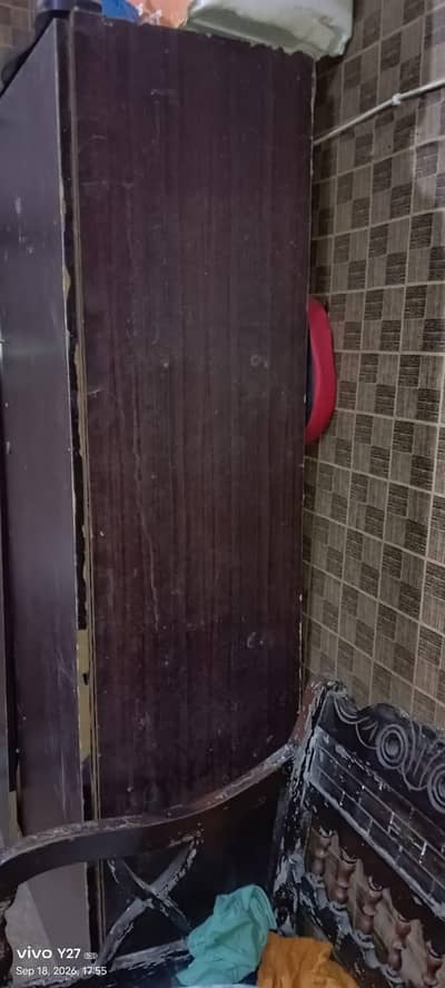2 door almari h bilkul thk h urgent sale Karni h cos need money