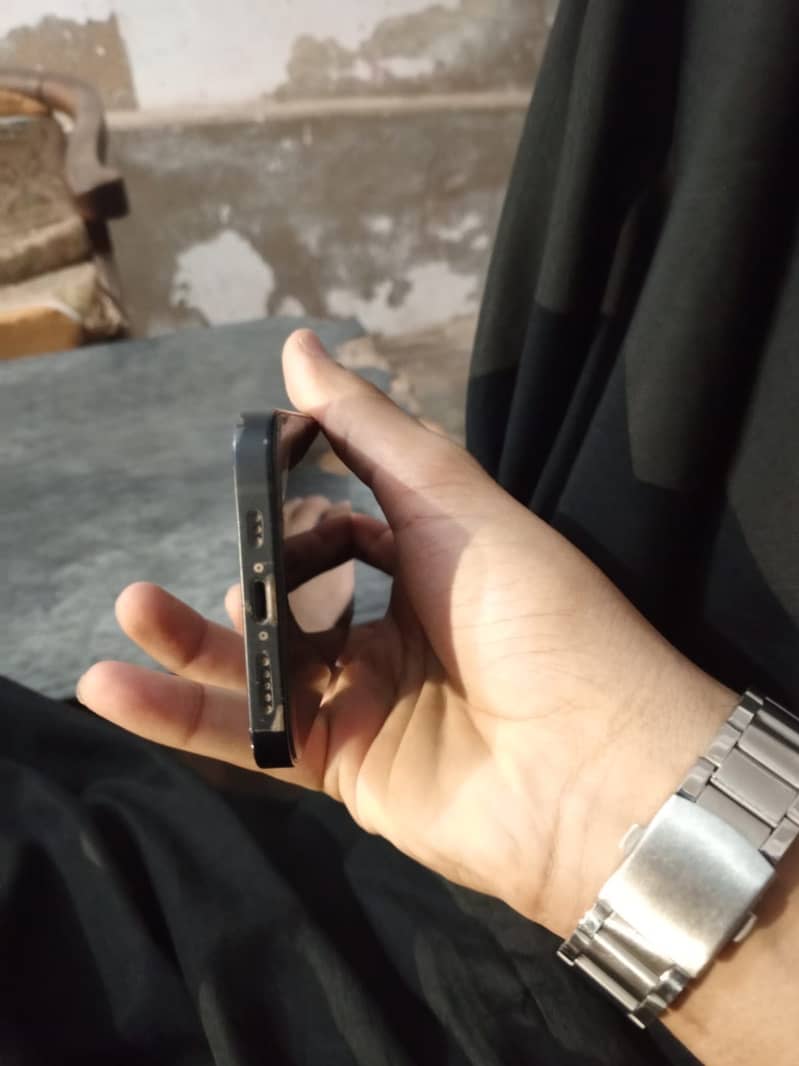 iPhone 12 4