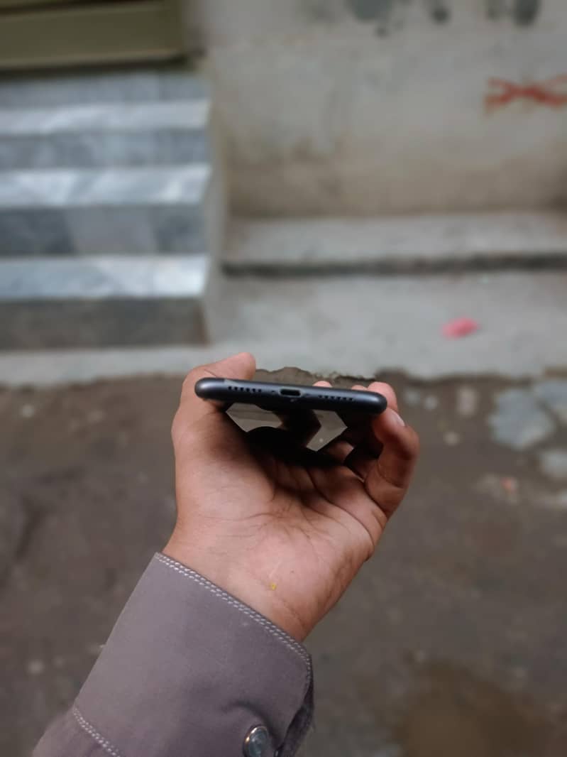 Apple iPhone 11 3