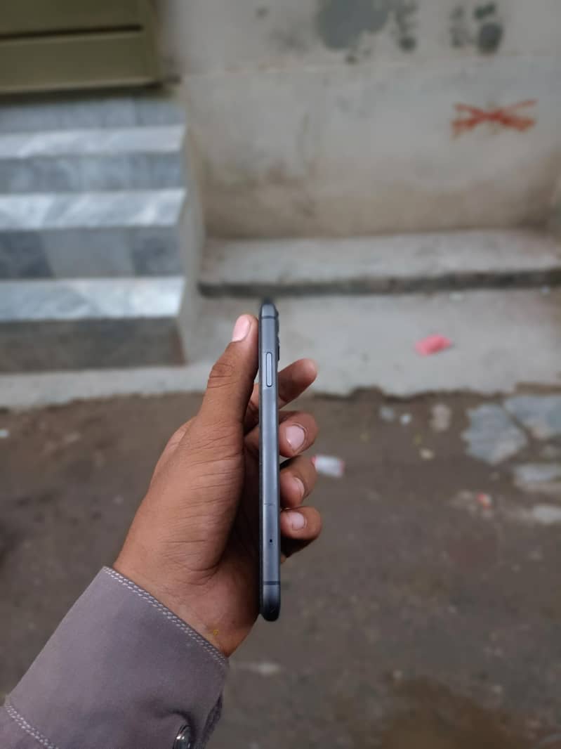 Apple iPhone 11 4