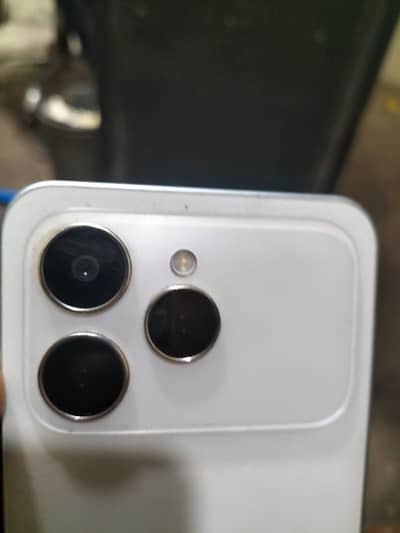 mobile ka box aur charging hai mobile 10 by 10 uska kada 10 by 9 hai