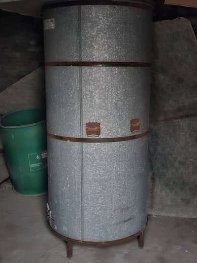 parola wheat storage container 20 Man with iron stand