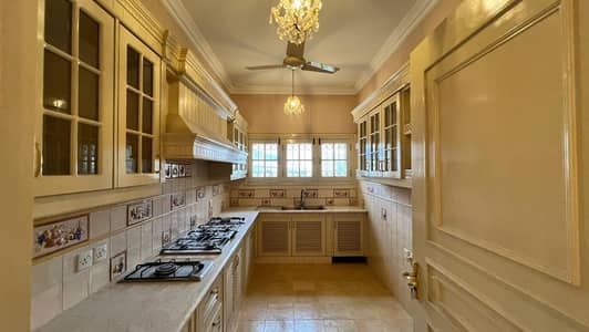1000 Sq. Yards % bedrooms banglow available for rent.