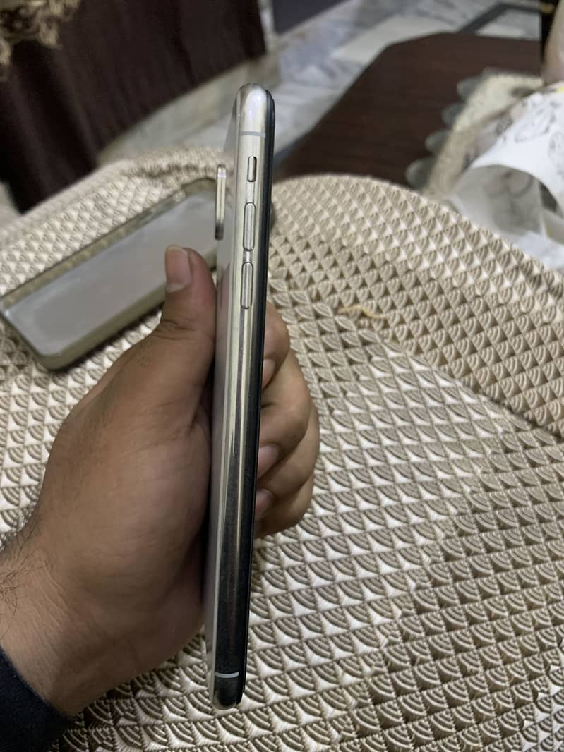 Apple iPhone XS Max 3