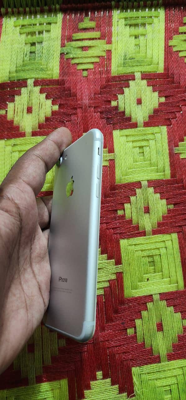 Apple iPhone 7 64Gb 2
