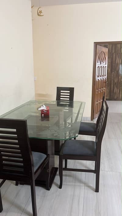 6 seater but 4 chairs