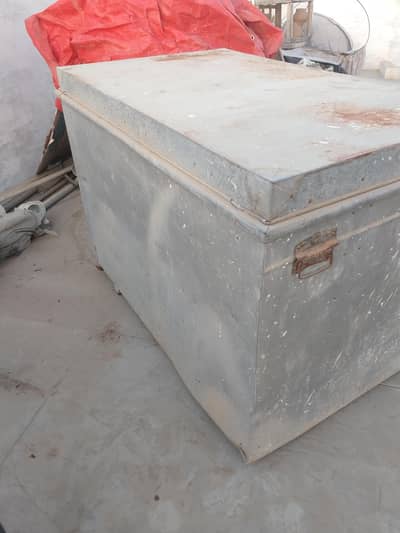 Petti / Iron Storage Box