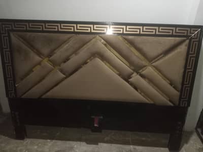 ایک عدد خالی بیڈ سیٹ