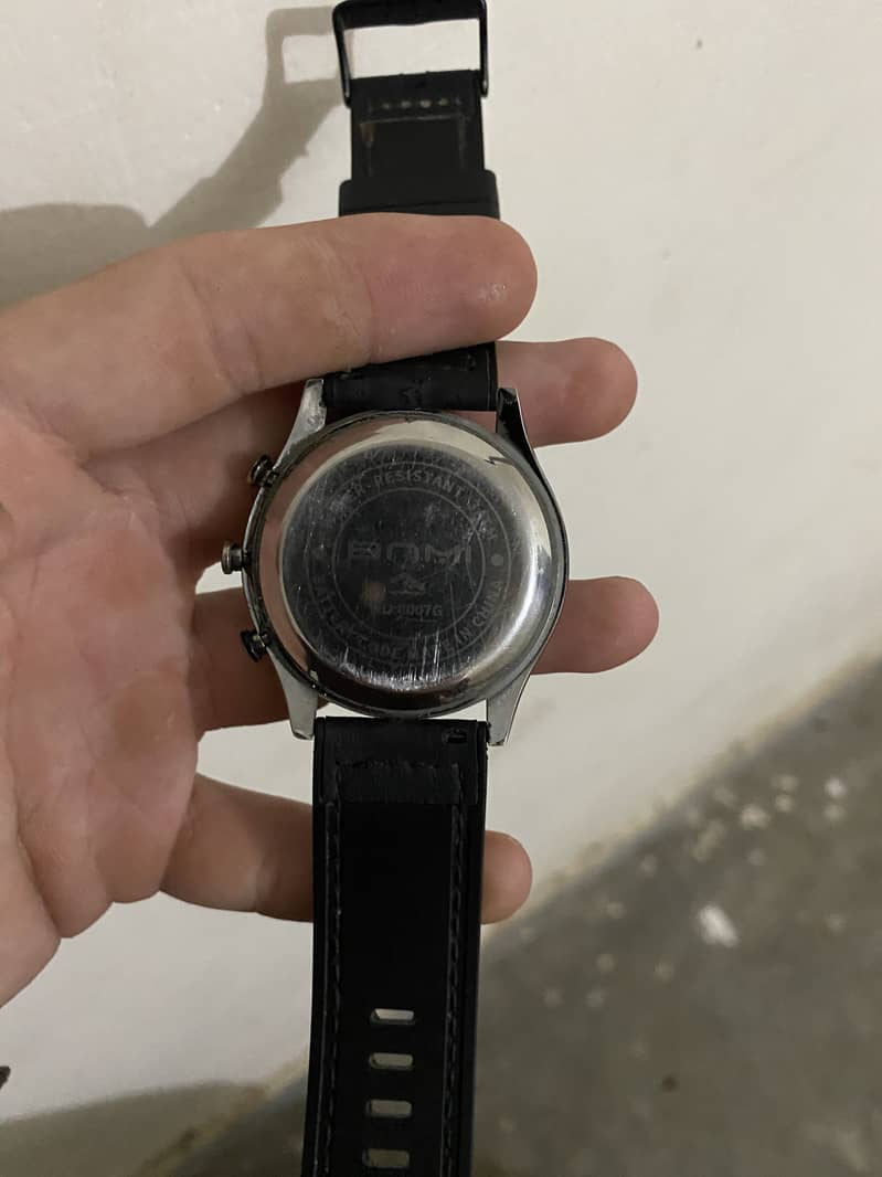 Men watch 4