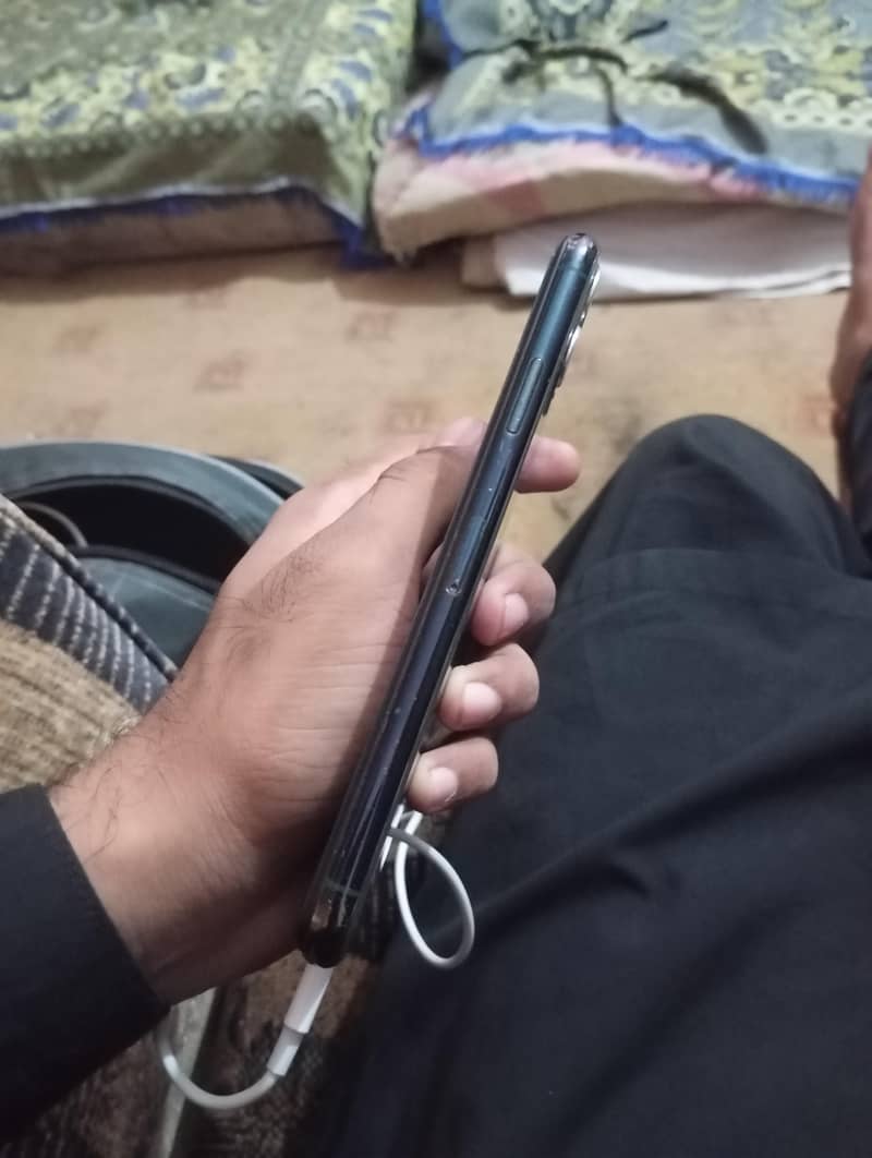 Apple iPhone 11 Pro Max 4